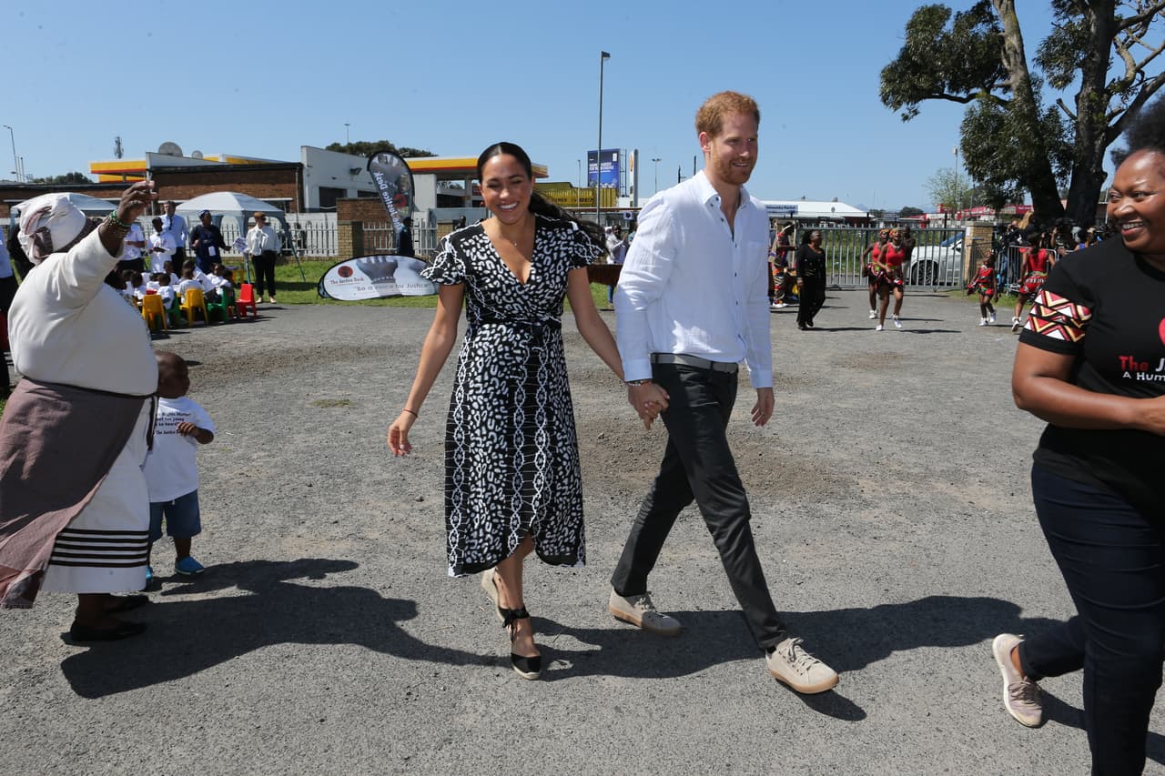 De acuerdo a información de
<b><a href="https://edition.cnn.com/africa/live-news/harry-meghan-archie-cape-town-gbr-intl/index.html" target="_blank">CNN</a></b>, este lunes 23 de septiembre los duques no tuvieron una ceremonia formal de bienvenida como ha ocurrido en otras ocasiones.