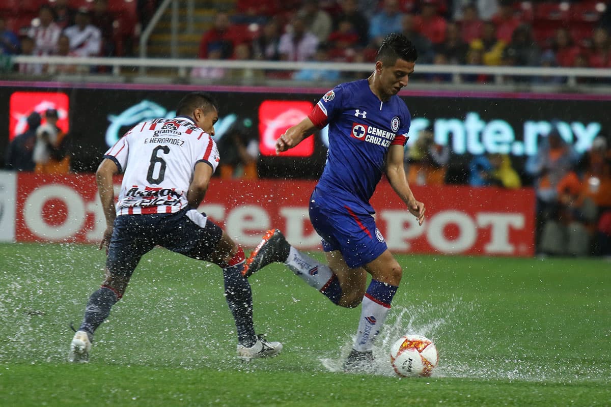 Las condiciones del campo hicieron que el inicio del partido fuera difícil para los dos equipos en busca de tener el balón.