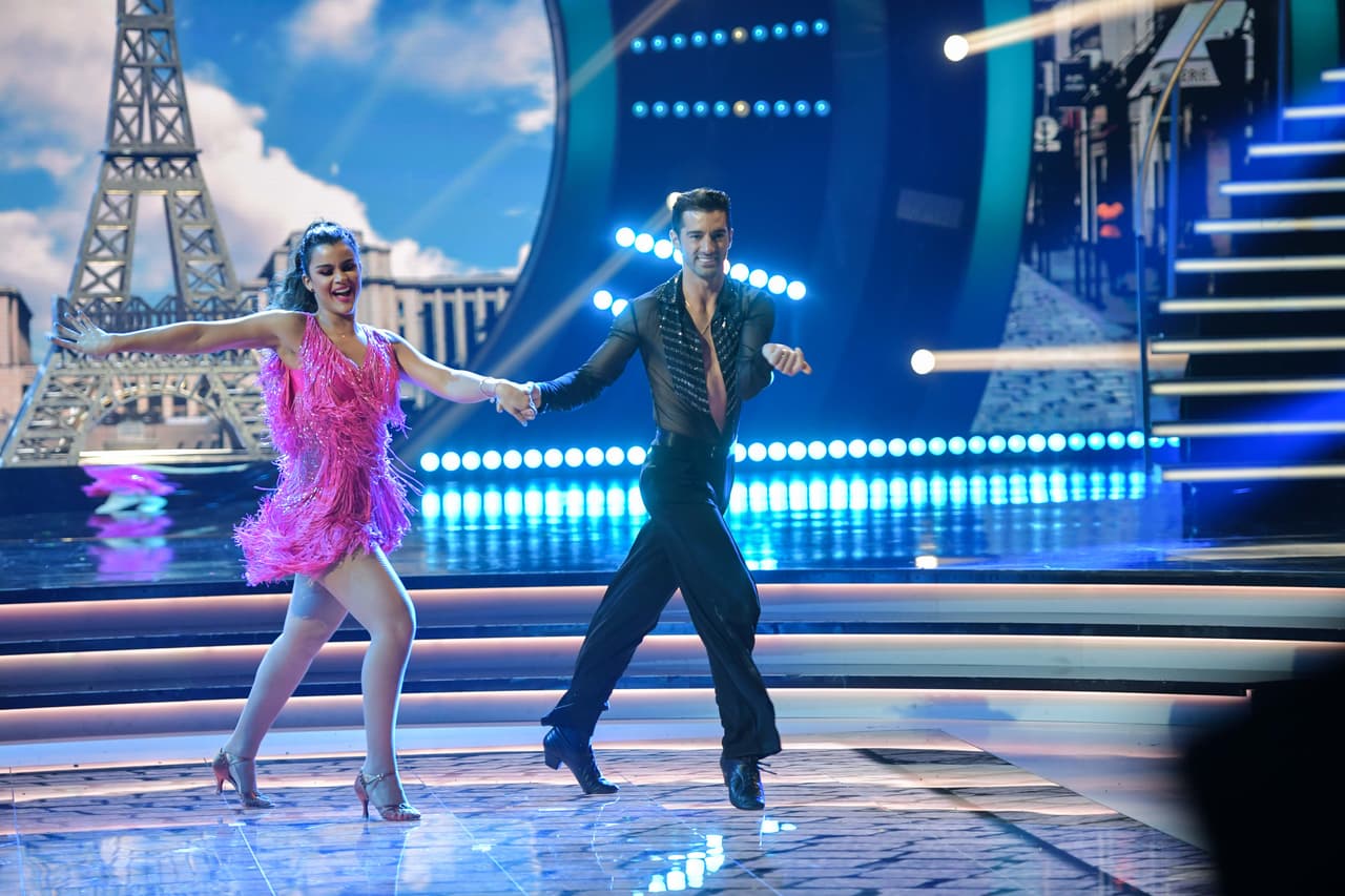 A Clari le tocó una samba a ritmo de la canción '1, 2, 3'. Bailó con Toni.