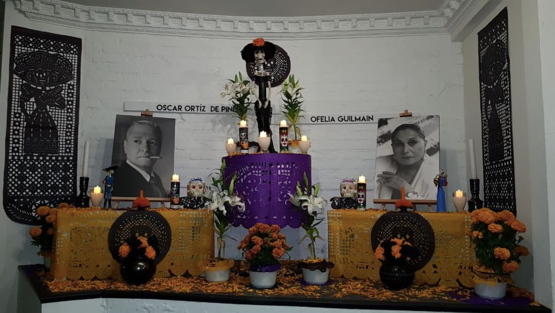 Jorge Ortiz de Pinedo disfruta mucho de las tradiciones mexicanas, y año con año pone ofrenda a la actriz de origen español Ofelia Guilmain, quien fuera su suegra; y a su padre, Óscar Ortiz de Pinedo, de quien heredó el gusto por el teatro.
