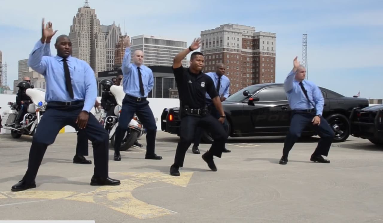 Retan a la policía de Chicago a sumarse al #RunningManChallenge