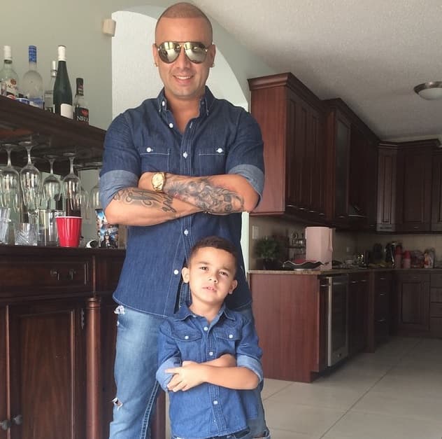 Aquí vemos a este par de galanes, bien dice el dicho, "de tal palo, tal astilla".