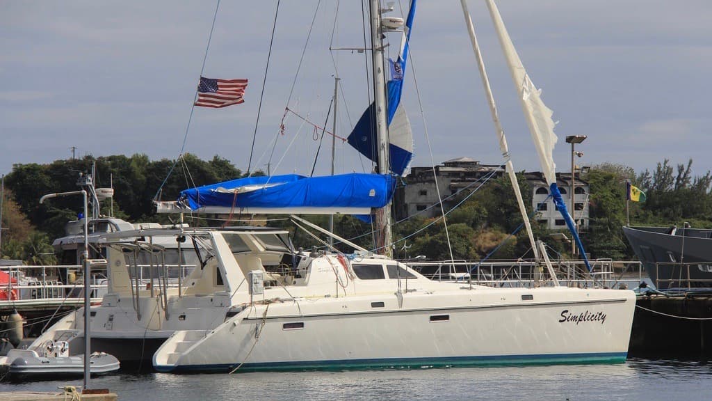 El catamarán "Simplicity", que según las autoridades locales fue secuestrado por tres prisioneros fugitivos con dos personas a bordo, está atracado en la Base Calliaqua del Servicio de Guardacostas de San Vicente y las Granadinas, en Calliaqua, San Vicente, el viernes 23 de febrero de 2024.