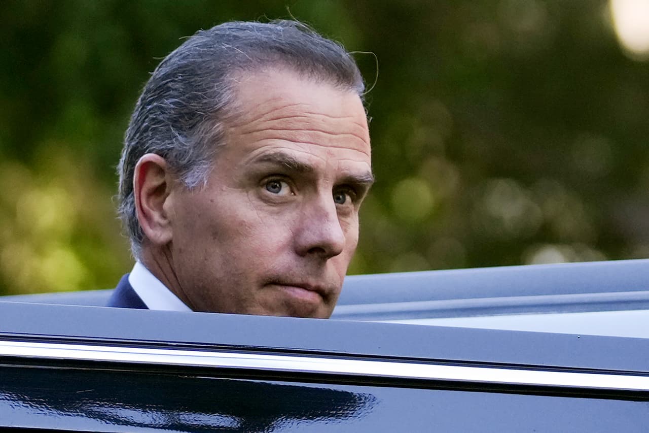 Hunter Biden sale de la corte el 5 de septiembre, en Los Ángeles. Meses más tarde llegaría un
<a href="https://www.univision.com/noticias/elecciones-en-estados-unidos-2024/polemicos-perdones-presidenciales-eeuu-indulto-joe-biden-hijo-hunter">perdón presidencial de su padre, Joe Biden, que cerró los casos por impuestos y posesión de armas que Hunter</a> tenía en la Justicia.