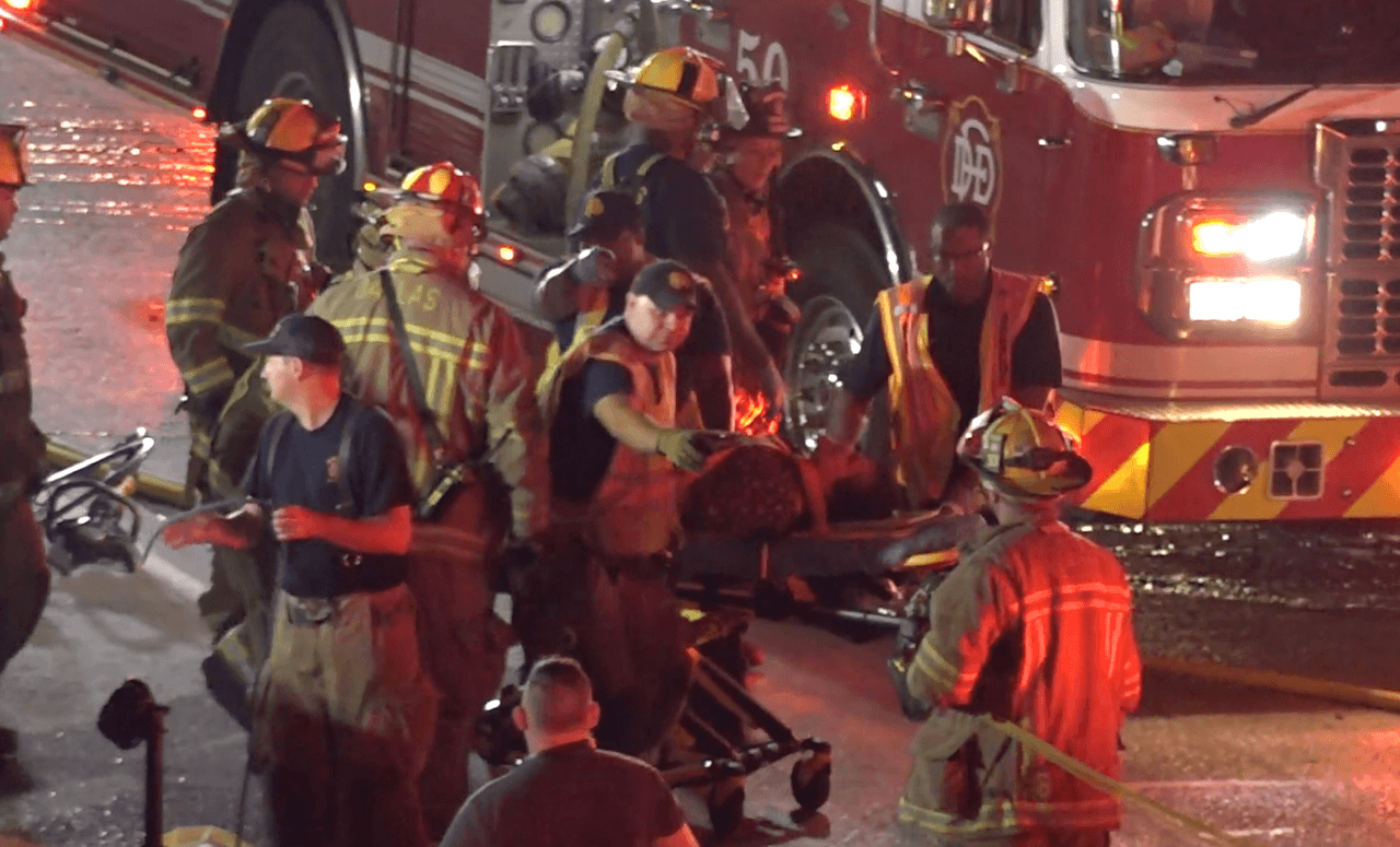 La mujer accidentada fue transportada al hospital.