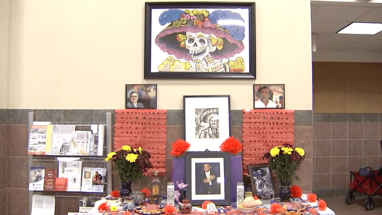 <b>“De las tradiciones mexicanas, el Día de Los Muertos sin duda, es de mis favoritas”, dice la embajadora Reyna Torres Mendivil. “Y es una de las tradiciones que ha tenido más impacto, no solo es los Estados Unidos pero en todo el mundo”.</b>