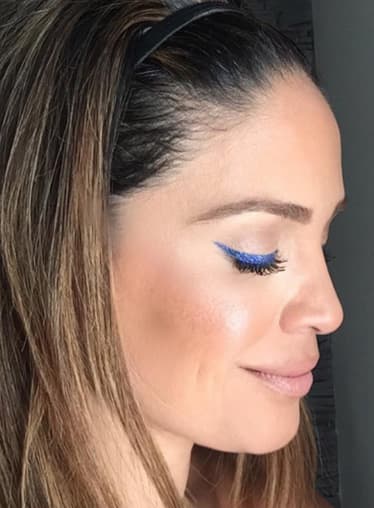 Recoge tu cabello con una diadema como lo hace Karla.