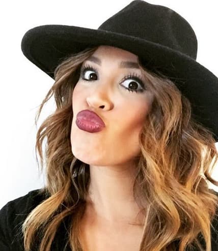 ¡Luce diferente! Tú también ponte el sombrero y presume el resto de tu cabellera.