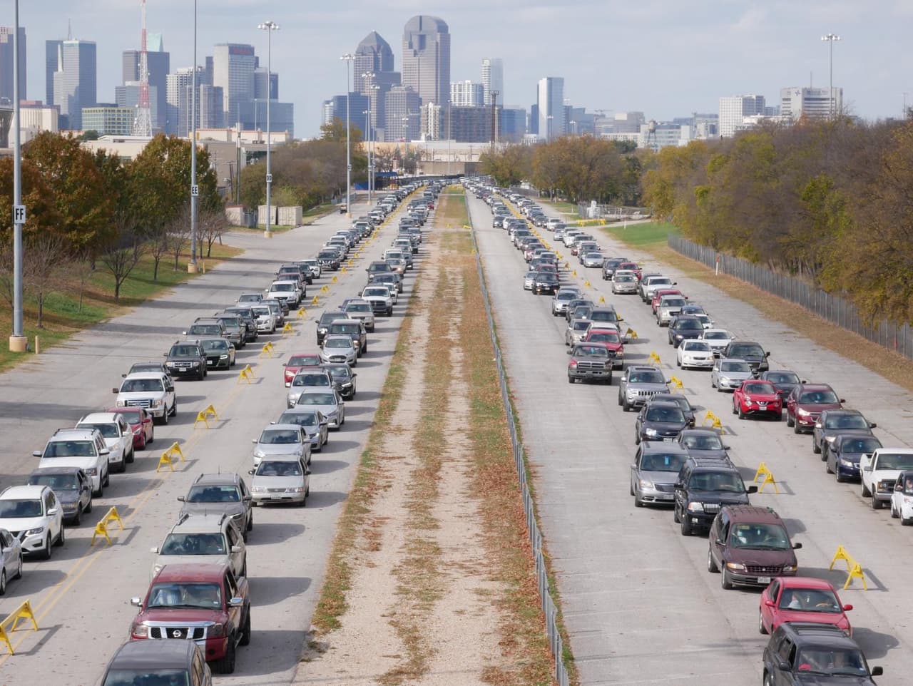 Miles de autos hicieron fila para recoger alimentos en el evento de distribución del Banco de Alimentos del Norte de Texas, este fin de semana en Dallas.