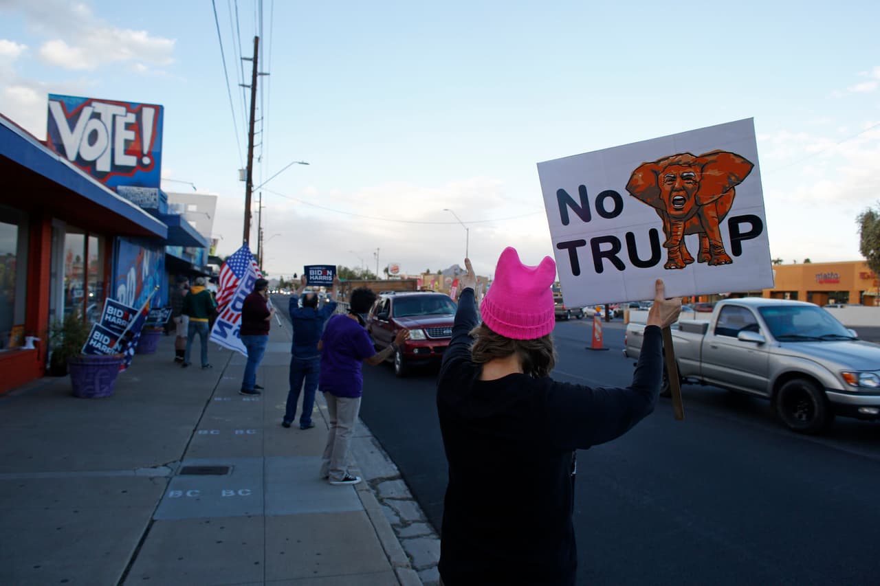 En Phoenix, Arizona, la fiesta por Joe Biden también salió a la calle con pancartas y banderas a favor del nuevo presidente y en contra del actual mandatario, Donald Trump.