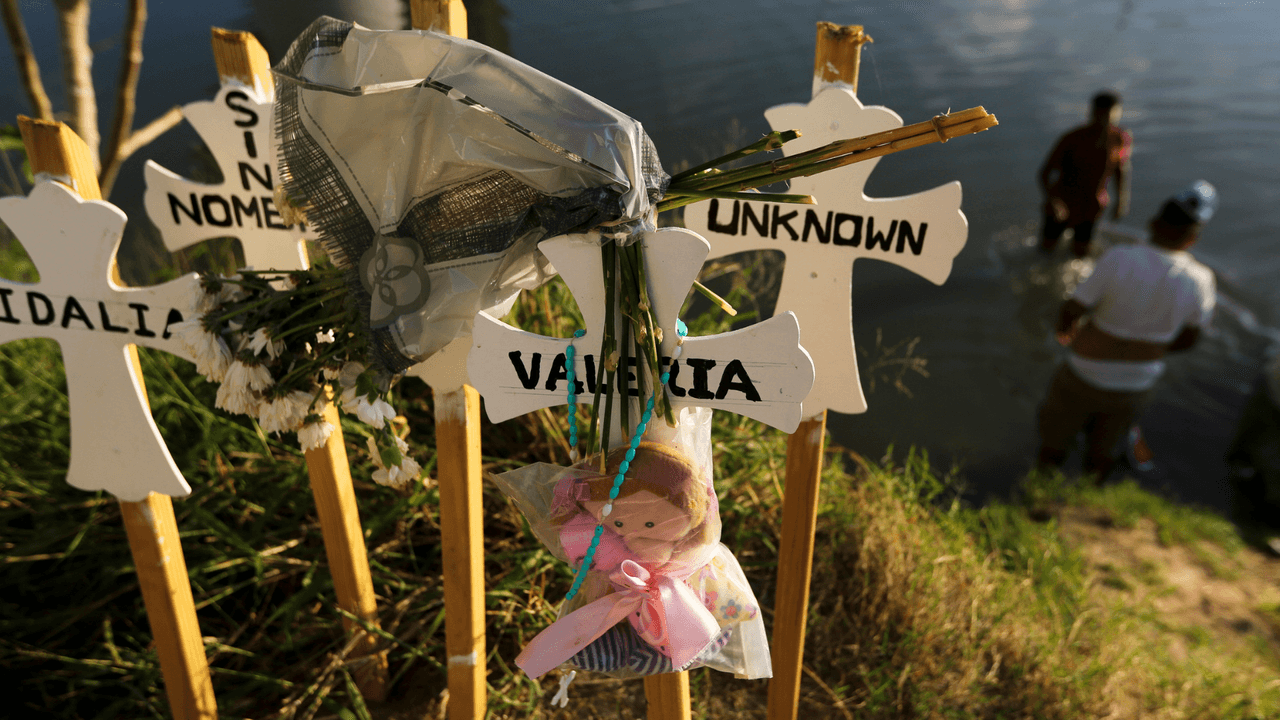 Niños inmigrantes se ahogan y soldados de Texas niegan acceso a Patrulla Fronteriza para rescate, acusa congresista