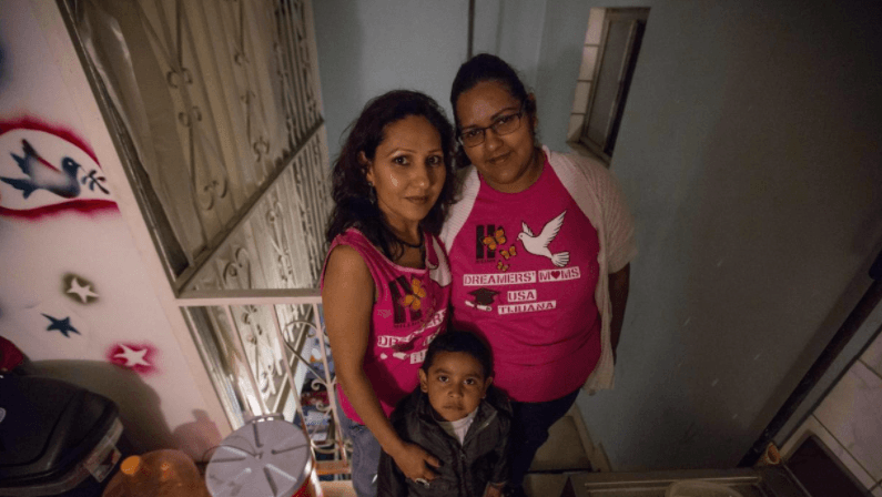 <b>7. Renunció a su vida en EEUU por encontrarse en Tijuana con su hermana deportada</b>
<br>
<br>Bertha Sánchez
<a href="http://www.univision.com/noticias/amexica/la-joven-que-renuncio-a-su-vida-en-eeuu-por-reencontrarse-en-tijuana-con-su-hermana-deportada">cruzó la frontera y se instaló en Tijuana</a> junto a su hermana Emma, quien salió de Estados Unidos en 2007 para regularizar su situación, pues estaba casada con un ciudadano americano y así le dijeron que hiciera, pero ya no la dejaron entrar. Le dieron la ley del Castigo, por la que había de permanecer 10 años fuera de Estados Unidos, donde residen sus tres hijos. Su hermana, decidida, se fue con ella. Ahora Emma, ya pasados los 10 años de castigo, espera una decisión sobre su caso, mientras su hermana Bertha y su hijo Dylan se acostumbran a la posibilidad de quedarse solos ahora ellos en Tijuana.
