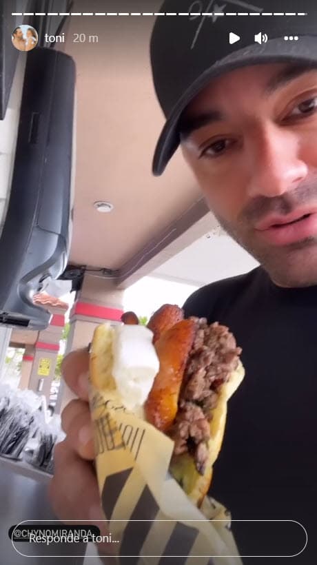 Este viernes 25 el español compartió que desayunó arepas sin dejarse ver con su novia.
<br>