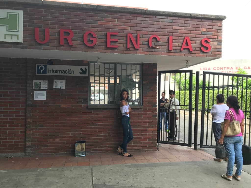 El hospital dice que seguirá atendiendo a los venezolanos gratis pues la ley le obliga a atender a toda persona que ingrese por la sala de urgencias.