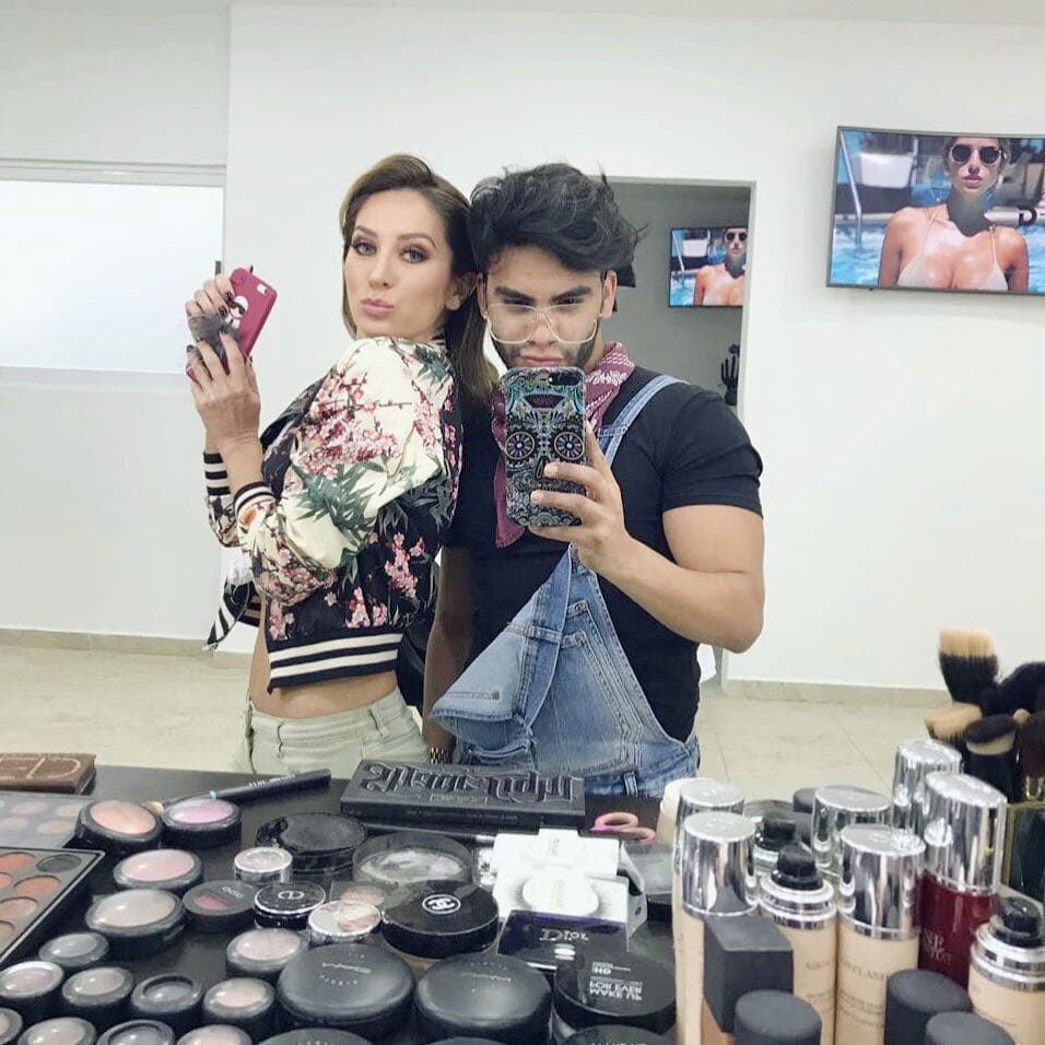 Como sucedió en esta ocasión, donde vemos a Steven con Geraldine “para la novela ‘Por Amar sin ley’, con un color mucho más oscuro”.