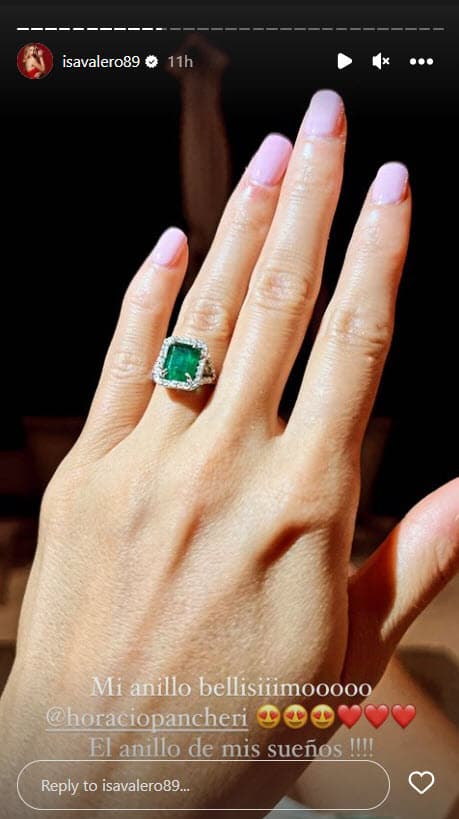 Isa Valero muestra el anillo de compromiso que le dio Horacio Pancheri.