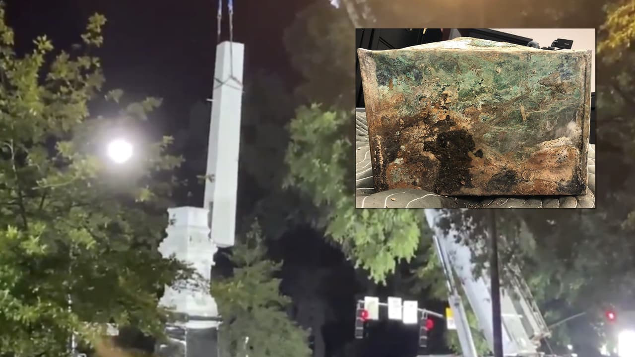 Los trabajadores que retiraban un
<a href="https://www.univision.com/local/north-carolina-wuvc/ciudad-de-carolina-del-norte-vota-por-quitar-monumentos-confederados-durante-protestas-por-george-floyd-video">monumento confederado</a> en Carolina del Norte descubrieron una cápsula del tiempo, que habría sido enterrada hace 125 años.