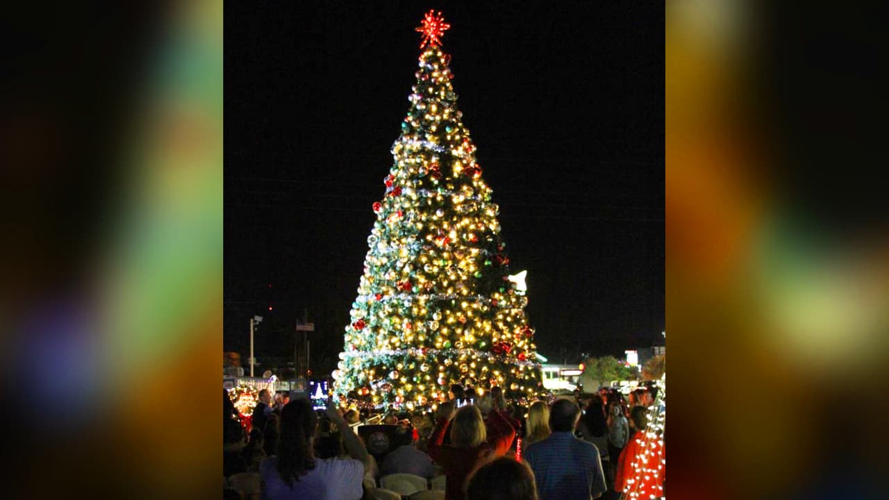 🎄
<b> Encendido del árbol de Navidad en Conroe</b>
<br>🗓️ Martes 28 de noviembre
<br>🕒 6:30 pm
<br>📍 500 Collins St, Conroe, Texas 77301| Heritage Place
<br>Evento gratuito
<br>
