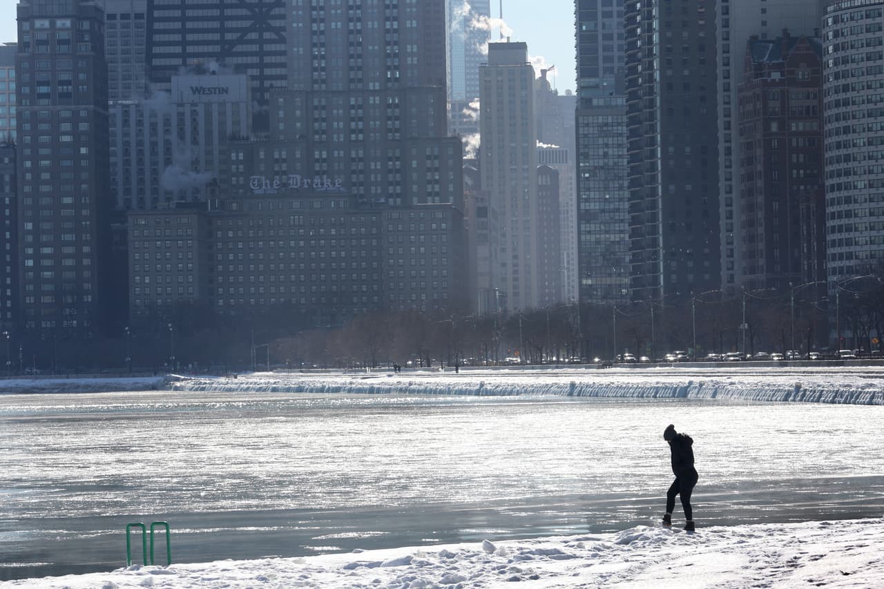 A partir de este jueves se espera un
<a href="https://www.univision.com/local/chicago-wgbo/pronostico-chicago-tiempo-clima-miercoles-jueves-25" target="_blank">ligero aumento en las temperaturas</a>, aunque seguirá cayendo nieve.