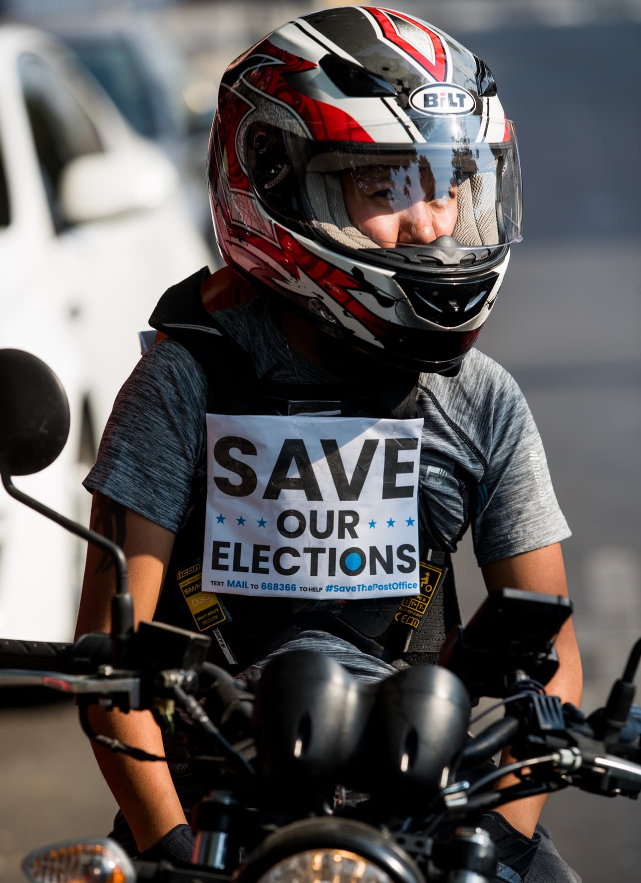 Los asistentes al mitin se reunieron en una oficina de correos para protestar por el manejo del sistema postal de los Estados Unidos por parte de la administración Trump en el Rally para salvar la oficina de correos este sábado.