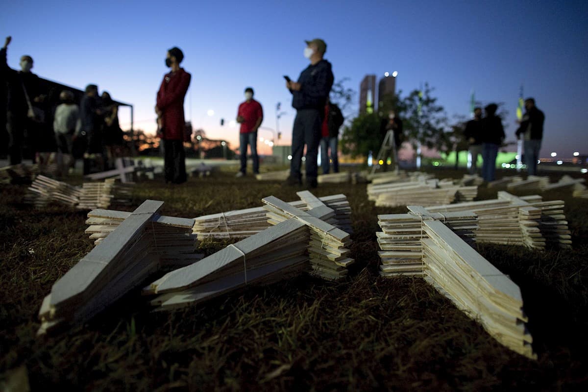 Una manifestación simbólica y silenciosa tuvo lugar este domingo en Brasilia en homenaje a las más de 57,000 víctimas que la pandemia del coronavirus ha dejado en Brasil.