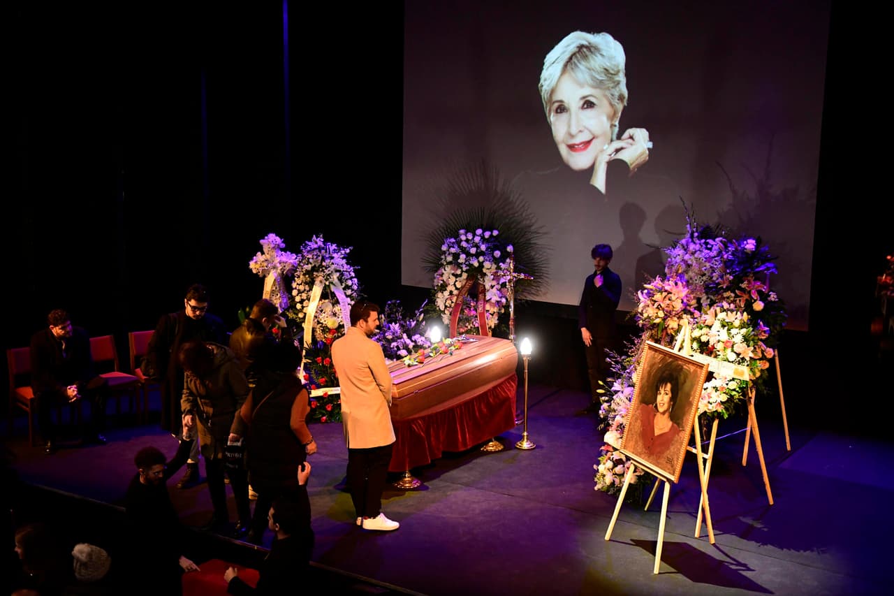 Capilla ardiente de la actriz y cantante Concha Velasco, instalada este sábado en el Teatro de La Latina de Madrid.