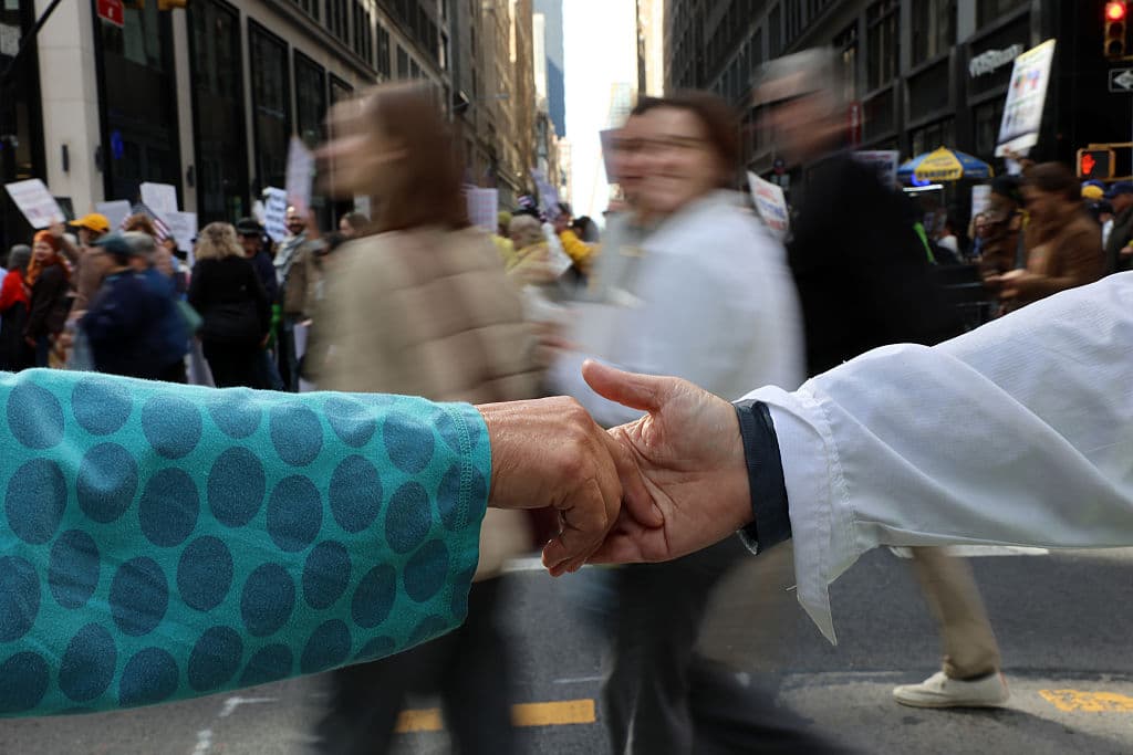 <b>Familias completas se suman. </b>Padres con hijos pequeños en hombros muestran carteles pintados a mano. Algunos niños llevan camisetas con frases como “Future Voter” o “Power of the People”, mientras las familias avanzan al ritmo de los cánticos pacíficos.
