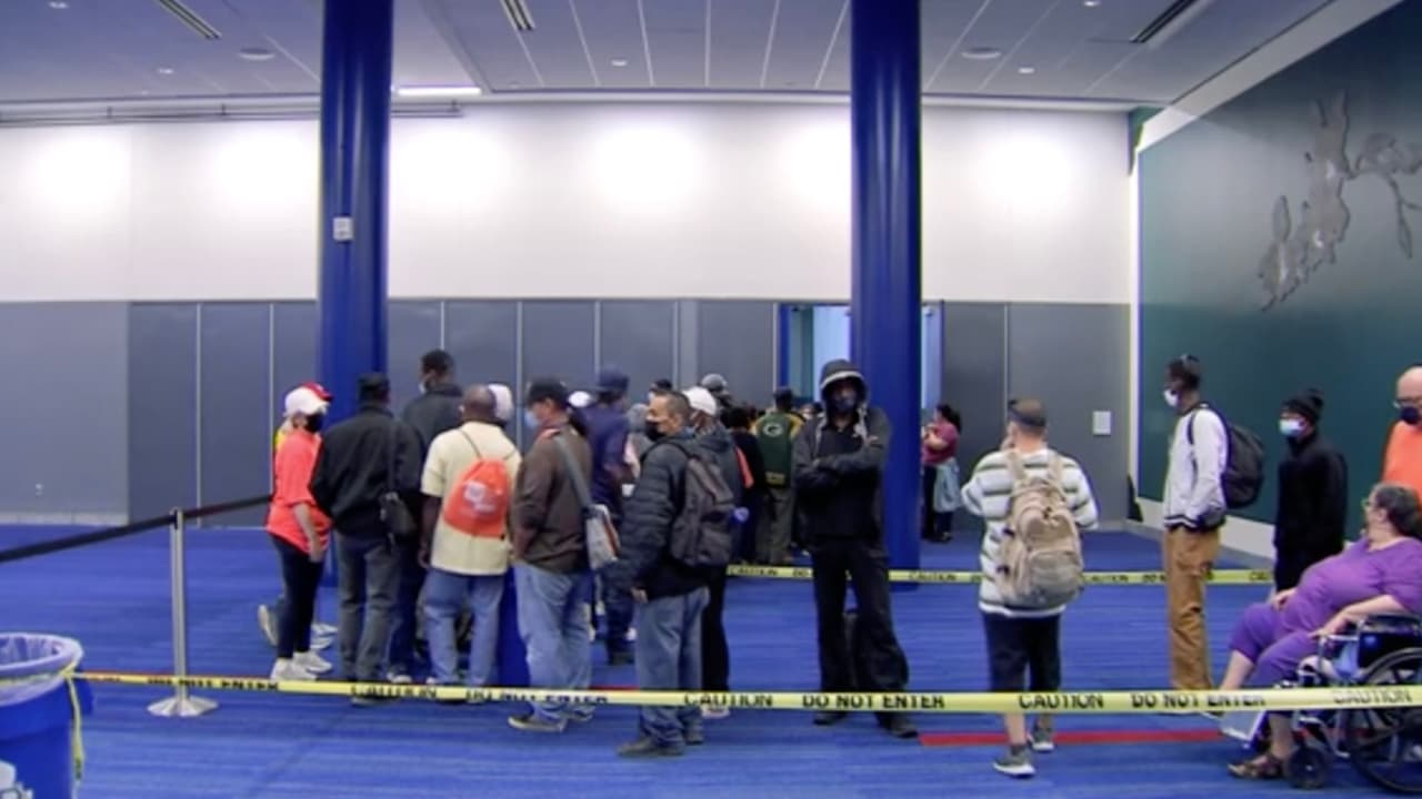 En este evento miles de familias reciben todo lo que necesitan para celebrar con una comida tradicional de Acción de Gracias.