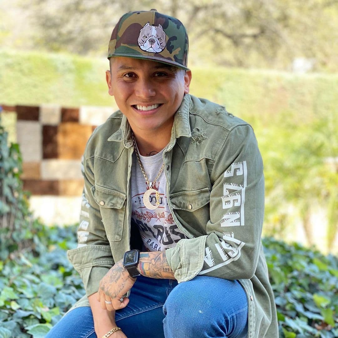 A Edwin le gusta mucho combinar estilos y le encanta utilizar gorras, que también le quedan muy bien.