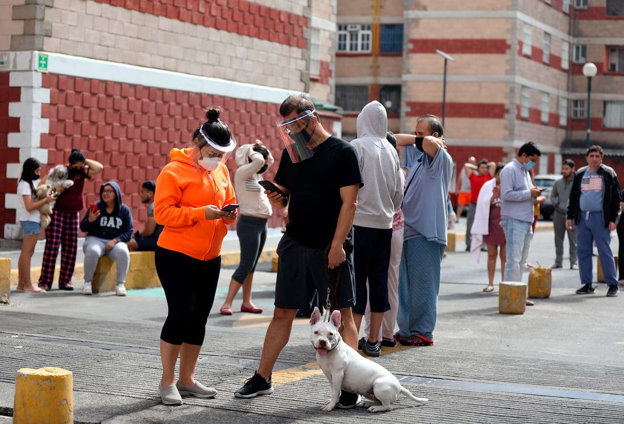 El aviso de la alerta sísmica llegó aproximadamente un minuto antes de que se sintiera el movimiento telúrico en la capital mexicana y dio tiempo a que desalojaran la mayor parte de los edificios.