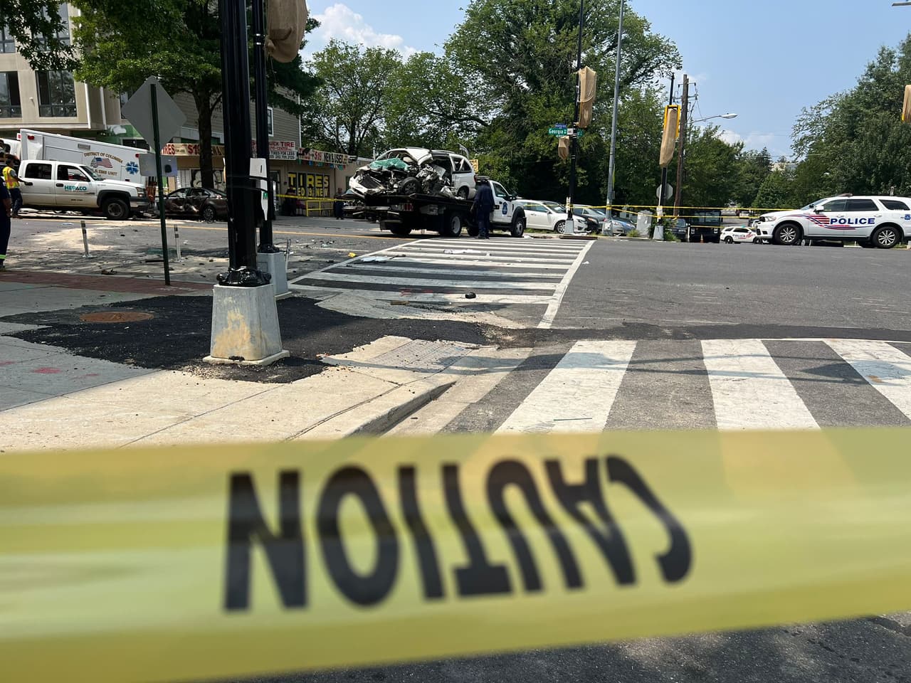 Los primeros informes detallan que la persona que conducía la camioneta fue trasladada en condición crítica.