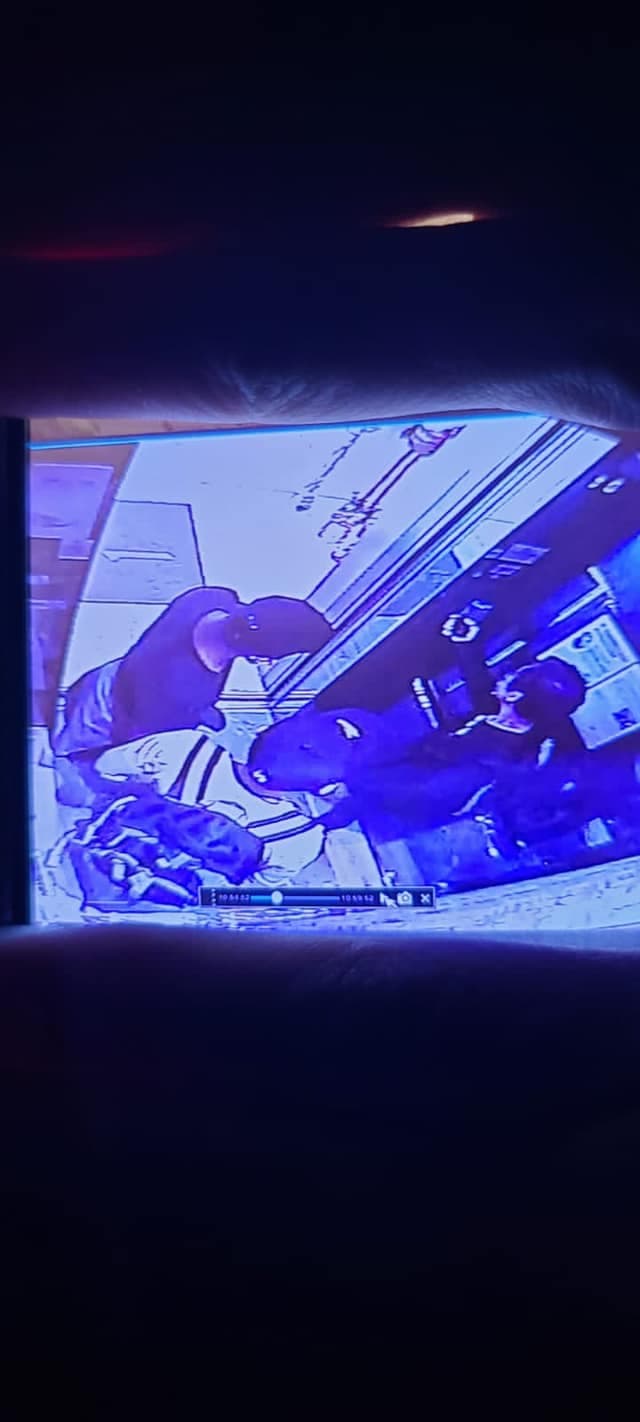 La infuencer compartió algunas fotos de los asaltantes al momento de ingresar en su edificio, con lo que la policía estableció que se trata de hombres entre los 40 y 50 años, aunque no ha podido identificarlos.