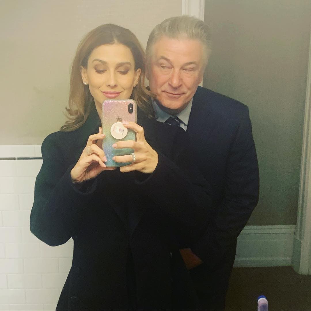 El miércoles 18 de septiembre, Hilaria Baldwin confirmó en sus redes sociales que
<b><a href="https://www.univision.com/famosos/cinco-meses-despues-de-sufrir-un-aborto-la-esposa-de-alec-baldwin-queda-embarazada-video" target="_blank">estaba embarazada</a></b> de nueva cuenta y pidió a los fotógrafos que no la acecharan.