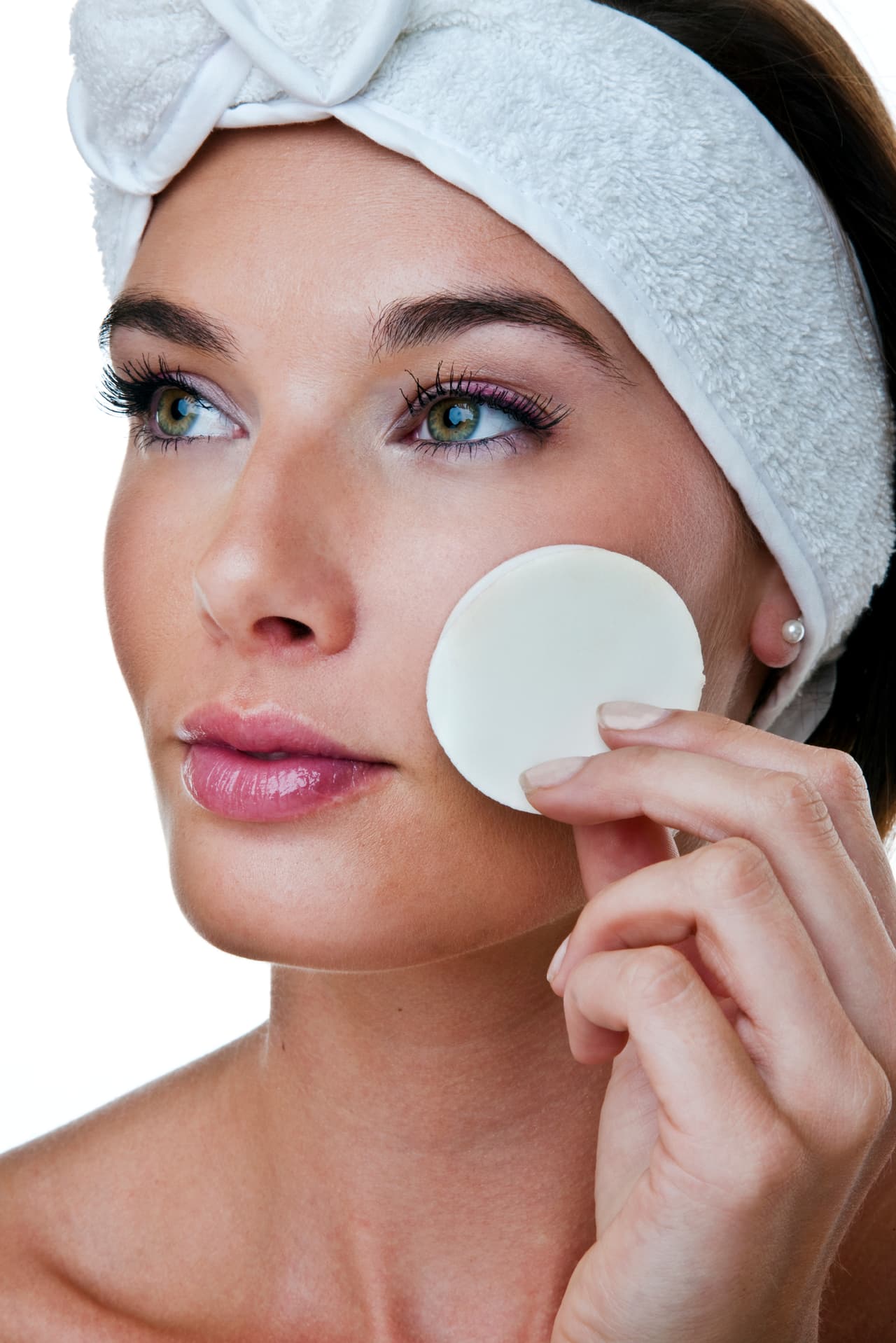 3. Desmaquillante. Tip para las chicas: no insistan en remover el make up con loción de limpieza regular, porque no cuenta con los componentes necesarios para hacerlo. En cambio, pueden aplicarse antes de la limpieza una crema desmaquillante líquida.
