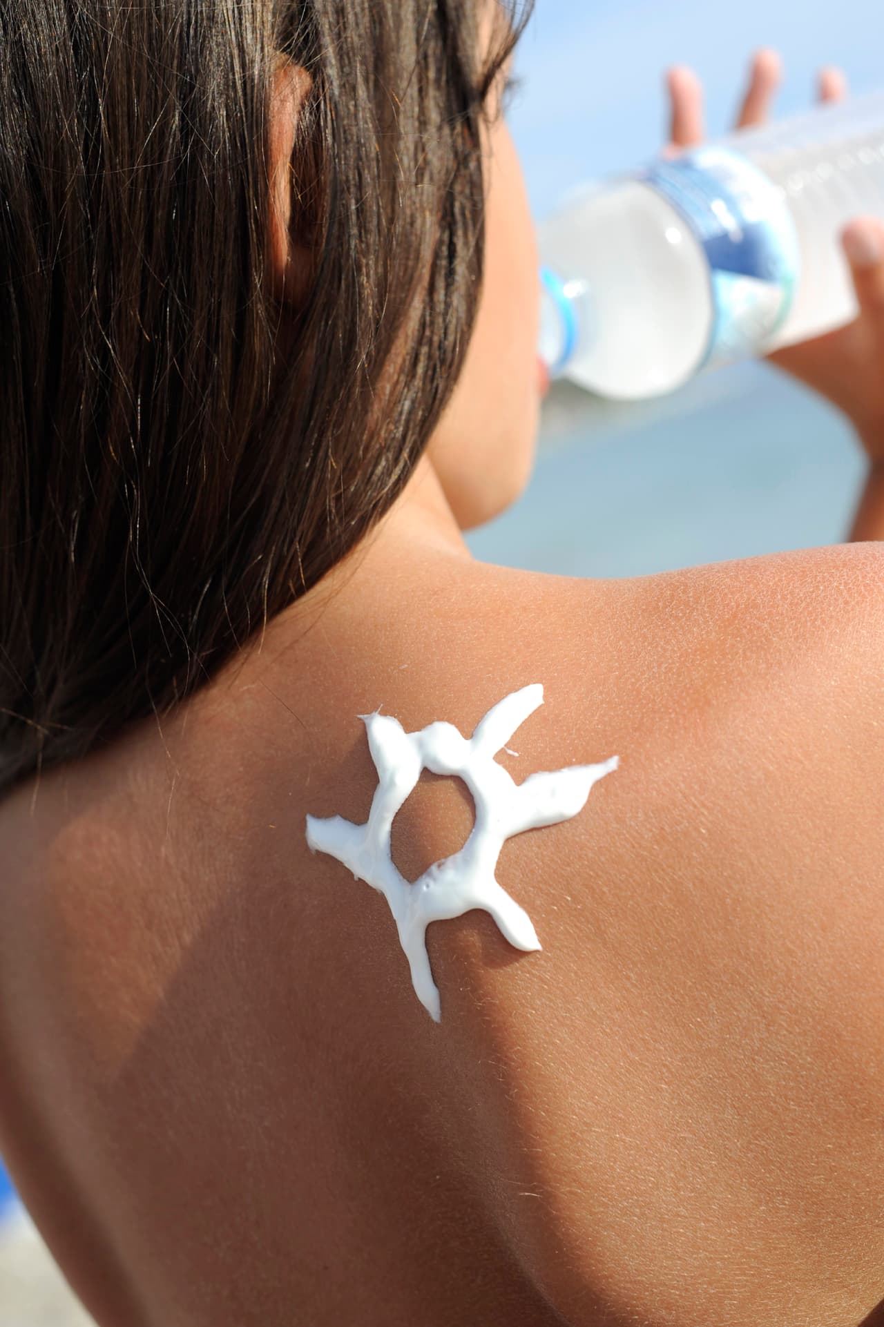 1. Protector solar. Evita manchas, quemaduras y envejecimiento de la piel, utilizando protección solar a diario, nos indica la cosmetóloga Cora González.