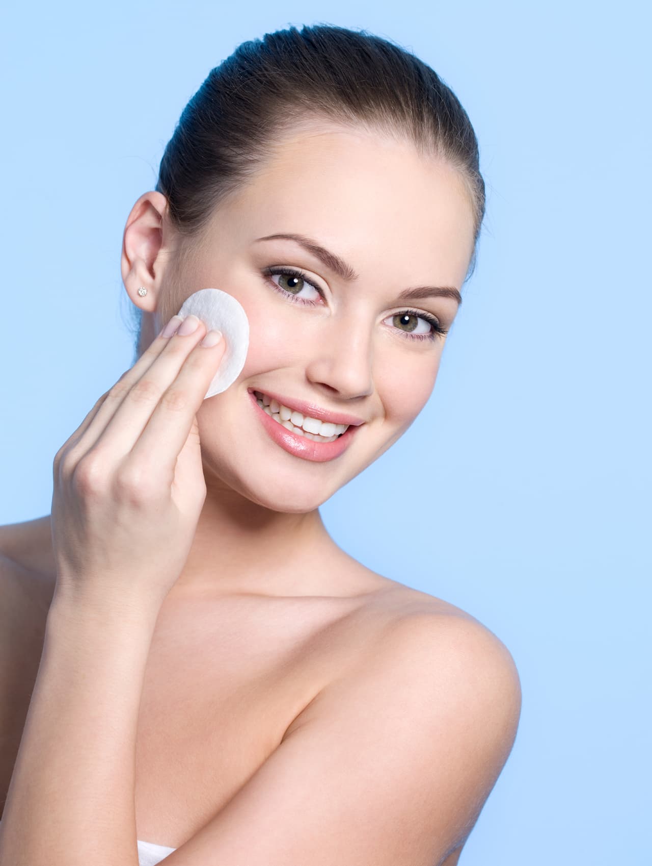 Realízala a primera y última hora del día, con manos limpias y un jabón líquido facial, reforzando la zona T (nariz, barbilla y frente).