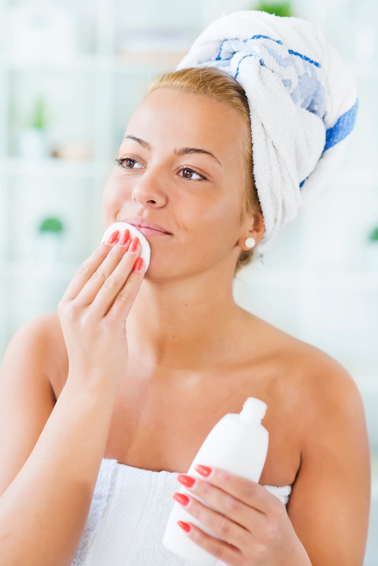 González aconseja utilizar un producto para el rostro y otro especial para los ojos, ya que son más delicados. Además, recomienda utilizar algodones diferentes para cada ojo, para evitar la transmisión de infecciones.