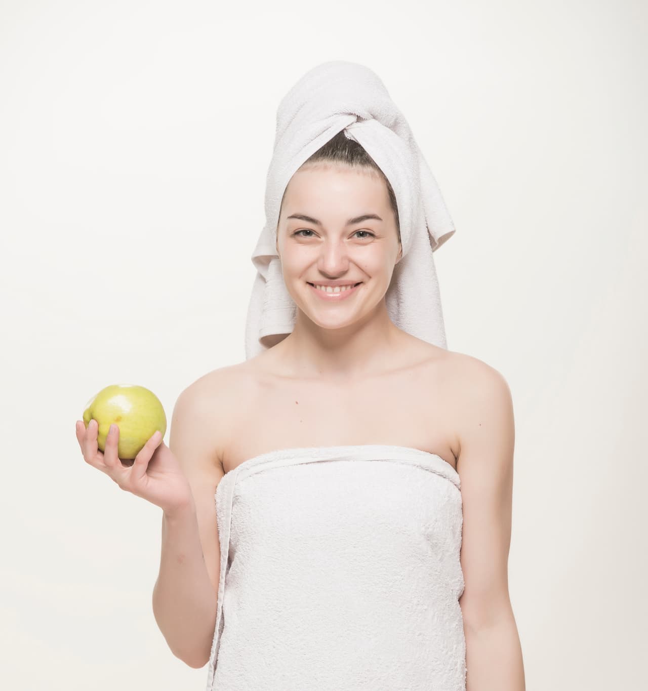 La adolescencia implica cambios hormonales, brotes de espinillas y el deseo de lucir bien. Puedes asegurarte un rostro impecable, hoy y a largo plazo, apuntando los productos para el cuidado de la piel básicos para todo teen. ¿Qué esperas? Ya es hora de que pongas en marcha estos consejos.