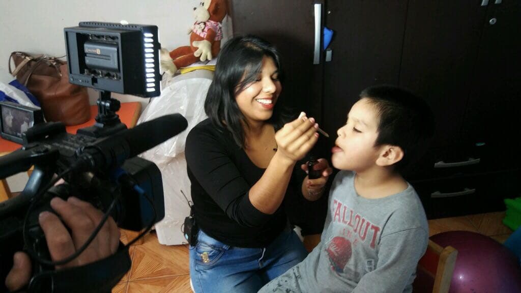 Paola Raymundo le administra las gotas del aceite de cannabis a su hijo Mario, de 4 años. El menor sufre convulsiones frecuentes.