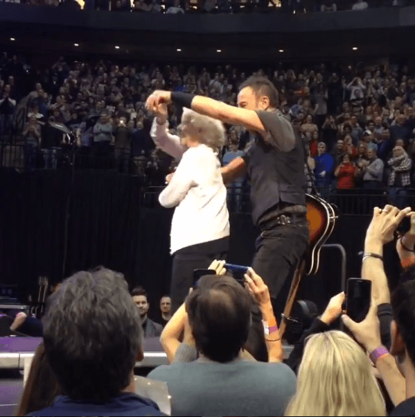 Ella fue invitada por 'The Boss' para bailar junto a él en el escenario de Minnessotta.