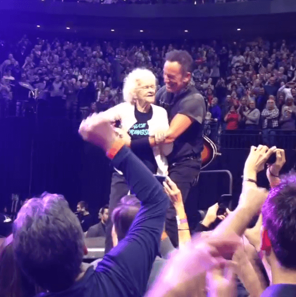 Además este año el show de Bruce se ha posicionado como el segundo más lucrativo, por lo que es un buen ciclo para el músico.