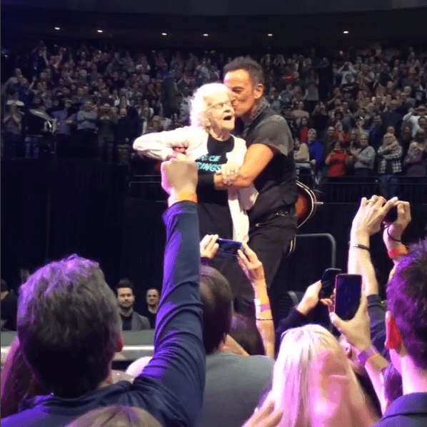 Esta dulce mujer de 91 años ha asistido a más de 100 conciertos de él y hace unos días bailó con el gran croner.