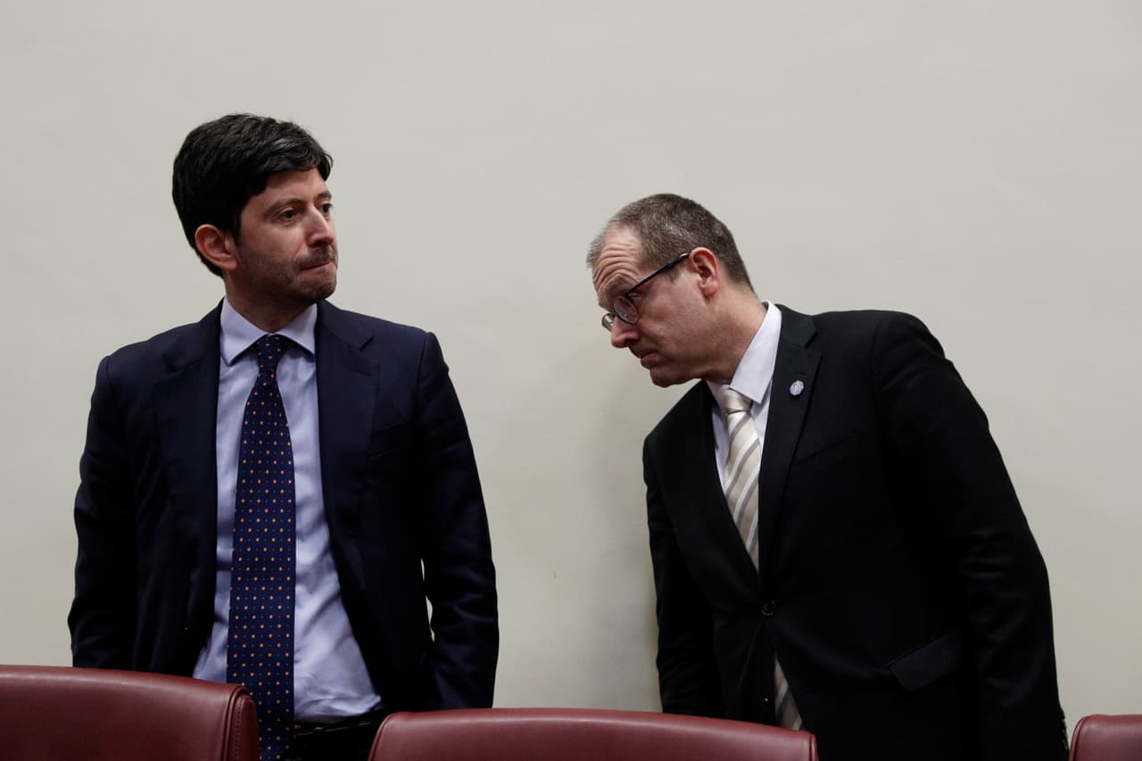 Hans Kluge (derecha) dice que el número de casos ha aumentado drásticamente en Europa.