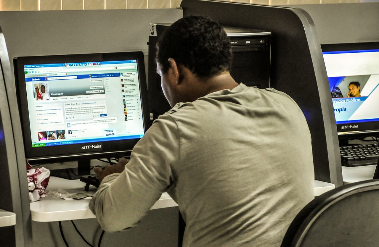 A Cuban citizen checks Facebook at a cyber place in Havana on June 4, 2013. The government opened today 118 places with full internet access in 334 computers with a cost of 4,50 dollars per hour. This is the first time that Cubans have full access to internet. AFP PHOTO/str (Photo credit should read STR/AFP/Getty Images)