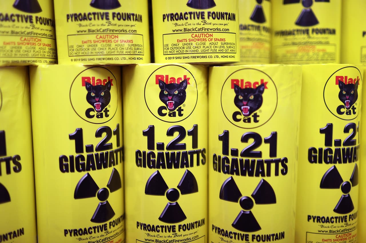 Solo las personas mayores de 18 años pueden comprar, poseer o usar fuegos artificiales de consumo. Los fuegos artificiales no se pueden utilizar en propiedad pública o propiedad privada sin el consentimiento por escrito del propietario. No pueden activarse a menos de 150 pies de una estructura ocupada, debajo de árboles o líneas eléctricas.