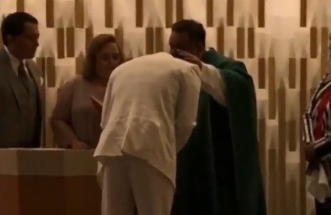 <b>Vestido de blanco y acompañado de su madre,</b> el cantante fue a recibir su primer sacramento, justo dos días antes de su cumpleaños.