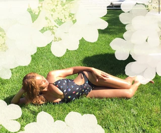 Pero si de sorpresas hablamos, la que nos dio Beyoncé fue ejemplar, un bikinazo en el que expuso sus curvas veganas al sol de junio.