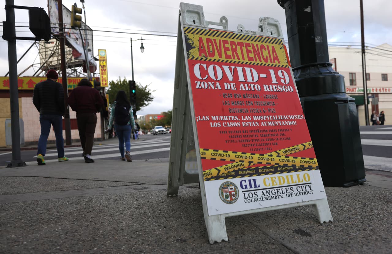 Como si se tratara de una zona de guerra, ahora en Los Ángeles se anuncian con carteles rojos y letras gigantes cuando entras en áreas de riesgo o zonas de contagios.