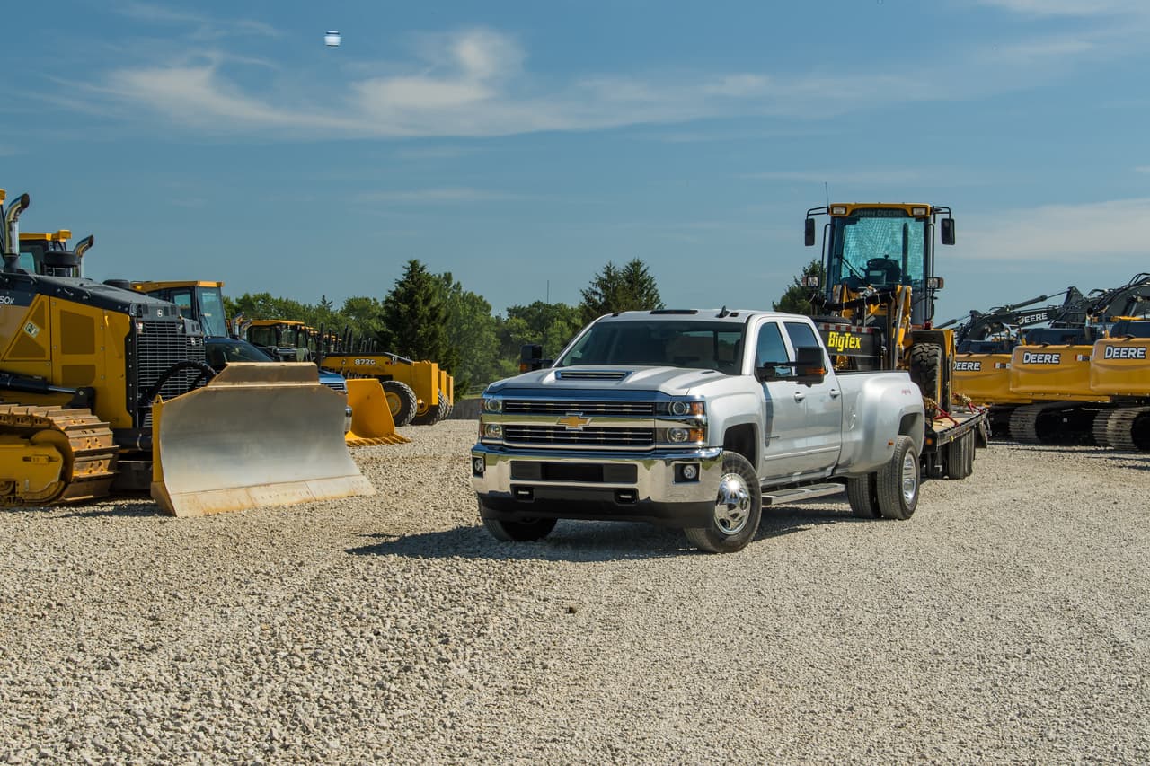 El fabricante americano puso mucho esfuerzo para reducir el ruido dentro de la cabina. El resultado -según ellos- es que los decibeles alcanzados con el “pedal a fondo” son los mismos que encuentran en un Clase E diésel de Mercedes-Benz.