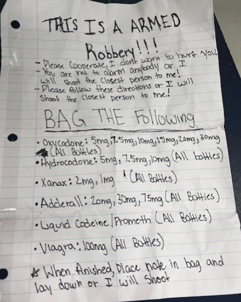 La Policía de Orlando publicó este lunes en Facebook fotografías de la nota que presuntamente el sospechoso le dio a los empleados, así como de los frascos con medicamentos que habría robado. Según las imágenes, la nota empezaba diciendo que "esto es un robo a mano armada" y les pedía: "Por favor cooperen, yo no quiero lastimarlos". "No vayan a alarmar a nadie o le dispararé a la persona que tenga más cerca", se lee en la nota.